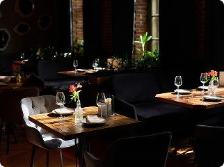 Restaurante com atmosfera elegante voltado para experiências gastronômicas e atração de público qualificado.