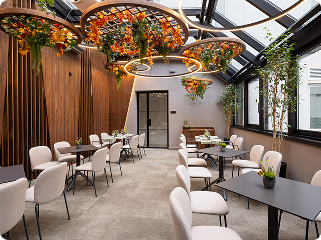 Ambiente sofisticado com curadoria gastronômica e design contemporâneo para experiências gastronômicas autorais.