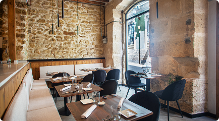 Restaurante com ambiente intimista e arquitetura autoral ideal para experiências gastronômicas e posicionamento de marca.