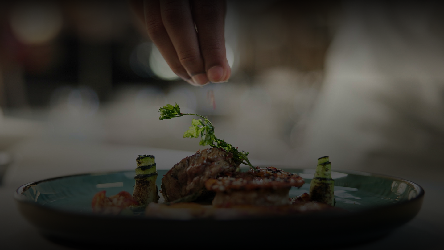 Chef finalizando prato autoral em experiência gastronômica com curadoria — Cena, plataforma de experiências gastronômicas para restaurantes.