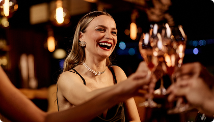 Clientes vivenciando experiência gastronômica premium com curadoria e atmosfera exclusiva.