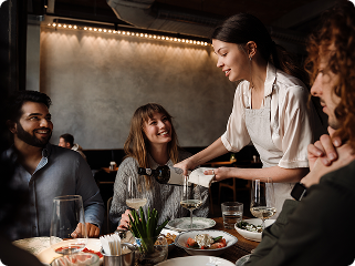 Atendimento à mesa em experiência gastronômica voltada para público qualificado em restaurante parceiro.